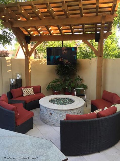 9 Fun Outdoor TV Theater Living Areas #OutdoorLiving #OutdoorTheater #OutdoorTV #GardenArbor Patio Tv, Diy Arbour, Outdoor Bar Area, Timber Pergola, Outdoor Remodel, Backyard Pavilion, Pallet Sofa, Backyard Bar, Casa Patio