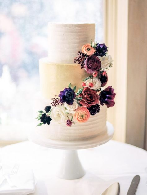 Fall Cakes Decorating, Wedding Cake Images, Wedding Cake Ombre, Cake With Flowers, Black Wedding Cakes, Traditional Wedding Cake, Floral Wedding Cake, Wedding Cake Flavors, Chocolate Wedding Cake