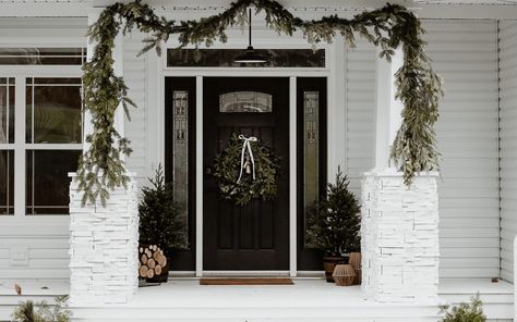 Holiday Front Porch, Christmas Front Porch, Christmas Porch Decor, Casa Exterior, Christmas Inspo, Front Porch Christmas Decor, Christmas Porch, Christmas Decor Ideas, Classic Holiday