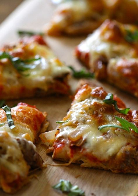 Naan Bread Pizza Recipe, Naan Bread Pizza, Naan Pizza Recipes, Pain Naan, Naan Pizza, Fontina Cheese, Mississippi Pot Roast, Mango Chutney, Flatbread Pizza