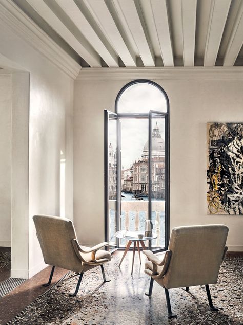 Apartment Designed by Jacques Grange on Venice's Grand Canal Interior Design Business, French Interior, Design Del Prodotto, Top Interior Designers, Hotel Lobby, Office Interior Design, Modern Room, Apartment Design, Architectural Digest