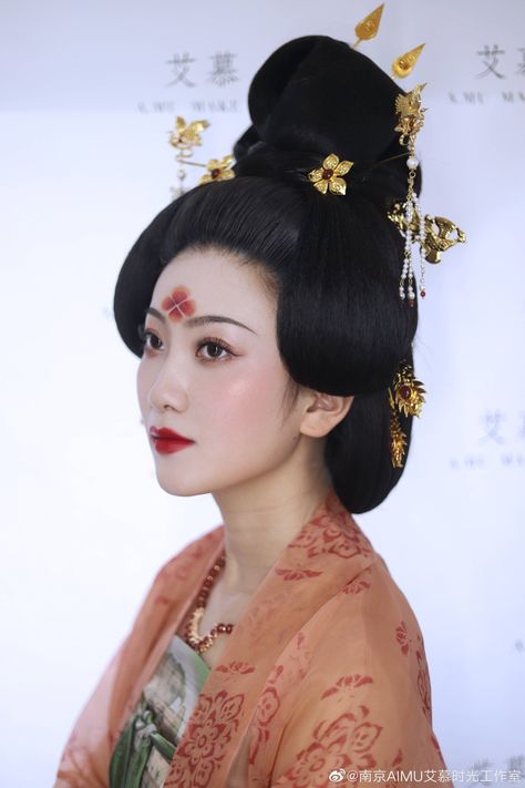 Hua Dian Makeup, Chinese Makeup Traditional Eyes, Chinese Traditional Makeup Style, Historical Chinese Makeup, Chinese Opera Headdress, Hanfu Hairstyles, Hanfu Headdress, Reference Photos For Artists, Medieval Woman