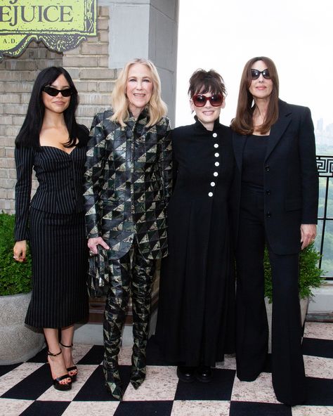 Need outfit DEETZ: The ladies of @beetlejuicemovie coordinate in Tim Burton-core suiting separates in NYC. 🖤🤍 #jennaortega #winonaryder #monicabellucci #catharineohara Tim Burton Style Outfits, Tim Burton Core, Tim Burton Cosplay, Goth Vibes, Tim Burton Style, Hollywood Red Carpet, Awards Night, Winona Ryder, Monica Bellucci