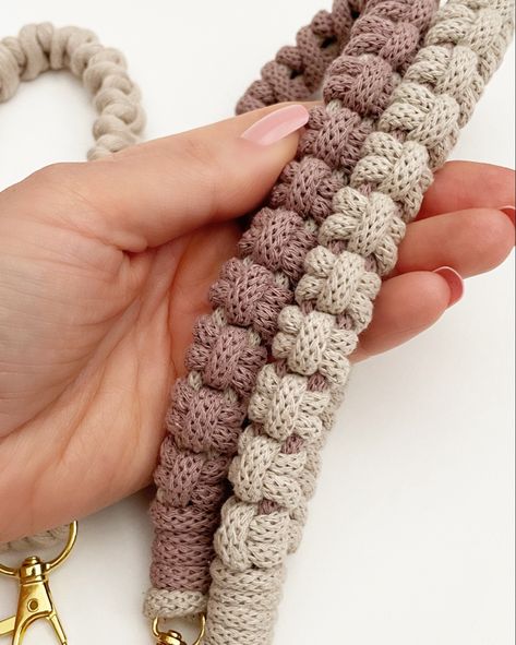 Diy Phone Bag, Keychain Diy Easy, Wristlet Tutorial, Macrame Lanyard, Macrame Wristlet Keychain, Wristlet Patterns, Macrame Wristlet, Keychain Macrame, Diy Lanyard