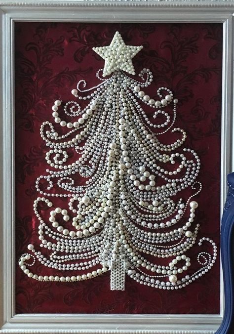 Old Jewelry Crafts, Costume Jewelry Crafts, Jeweled Christmas Trees, Diy Christmas Wreaths Ideas, Christmas Wreaths Ideas, Vintage Jewelry Repurposed, Jeweled Christmas, Quilled Creations, Jewelry Christmas Tree