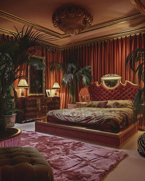 80s Architecture Interiors, 80s Mansion Interior, 80s Chic Interior Design, Moody Glam Bedroom, 80s Glam Bedroom, Hollywood Aesthetic Room, Old Hollywood Aesthetic Room, 80s Decor Interior Design, 80s Luxury Interior