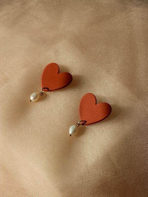 Gorgeous heart shaped statement earrings in a terracotta color with little freshwater pearls.  Xenia Earrings are thoughtfully designed and carefully crafted. Please treat your jewelry well to ensure their intended longevity. I recommend keeping the box they come in and using it to store your earrings when you travel with them. Please feel free to reach out with any other questions, I'm happy to answer! Follow along on instagram: @shopxeniastudio for updates, photoshoots, and behind the scenes m Polymer Heart Earrings, Clay Earrings With Pearls, Polymer Clay Statement Earrings, Polymer Clay Heart Earrings, Valentines Day Polymer Clay Earrings, Diy Earrings Fimo, Fimo Ideas Jewelry, How To Make Polymer Clay Earrings, Clay Earring Designs