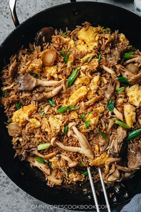 Mushroom Fried Rice (蘑菇炒饭) Chinese Shrimp, Veggie Rice Bowl, Vegetarian Rice Recipes, Mushroom Fried Rice, Vegetarian Fried Rice, Minced Chicken Recipes, Mushroom Rice, Rice Side, Vegetable Fried Rice