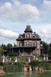 Phantom Manor Disneyland Paris, Disney Architecture, Paris Weather, Queen Anne Victorian House, Gardens In Paris, Paris Cheap, Hotels Paris, Paris Monuments, Paris Tourism