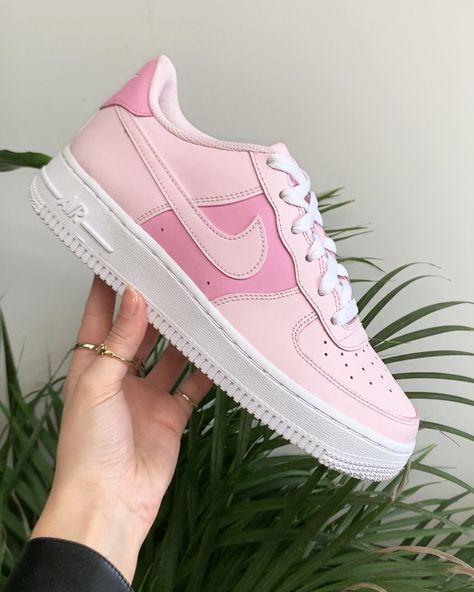 With a two-tone Pink Foam leather upper, this Pink Air Force 1 GS is going to be bringing a cute look to any rotation, ready to pair with anything from the most simple of outfits, to a louder styling, raising the game further with a pop of pink. Zapatos Aesthetic, Trendy Womens Sneakers, Selena Q, Sneaker Outfits, Dr Shoes, Streetwear Mode, All Pink, Nike Air Shoes, Air Forces