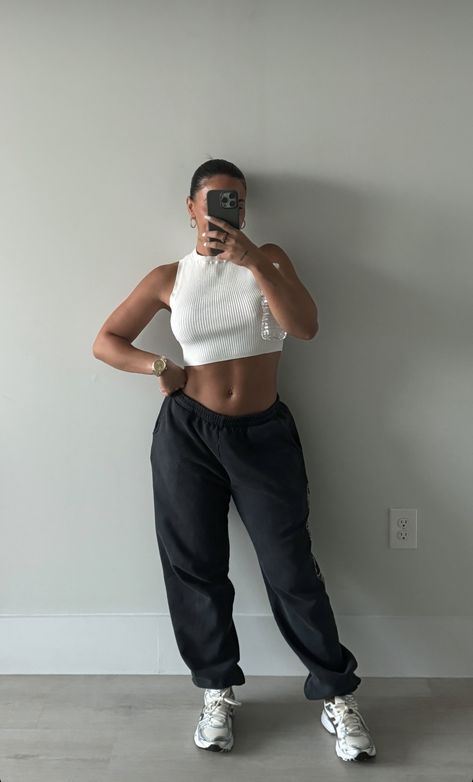 Jogging Outfit Running Women, Concert Weekend, Girly Streetwear, Gym Mirror Selfie, Streetwear Fashion Aesthetic, Blue Jean Outfits, Sporty Looks, Lori Harvey, Stylish Summer Outfits