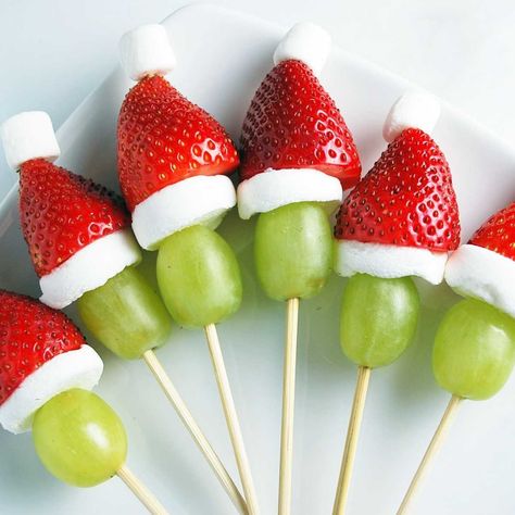 Grinch Fruit, Grinch Fruit Kabobs, Grinch Kabobs, Punch Halloween, Christmas Food Crafts, Jul Mad, Holiday Fruit, Fruit Kebabs, Healthy Snack Alternatives