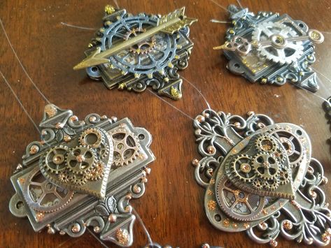 Steampunk Christmas Tree Ornaments, Steampunk Christmas Decorations, Steampunk Ornaments, Christmas Handcraft, Cricut Home Decor, Christmas Steampunk, Steampunk Christmas Tree, Regal Decor, Steampunk Diy Crafts