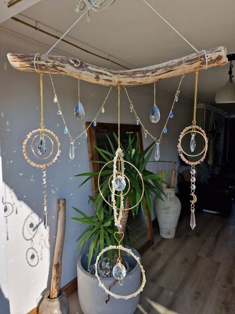 Dream Catcher With Crystals, Crystal Suncatchers Diy, Copper Wire Crafts, Suncatcher Diy, Beaded Lampshade, Diy Rustic Home, Healing Room, Boho Crafts Diy, Driftwood Wall