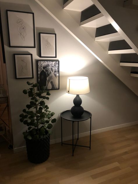 Basement Stair Landing Decor, Decoration Under Stairs, Understairs Decor Ideas, Decorate Under Stairs, Under Staircase Ideas Decor, Narrow Landing Ideas Upstairs, Wall Under Stairs Decor, Under Stairs Decor, Small Landing Ideas