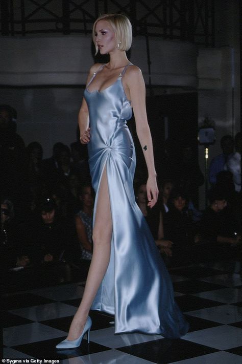 Runway Dresses Couture, 90s Fashion Ads, Blue Runway Dress, Babylon Premiere, Versace Spring 1995, Vintage Versace Dress, Versace Haute Couture, Vestidos Versace, Versace Gown