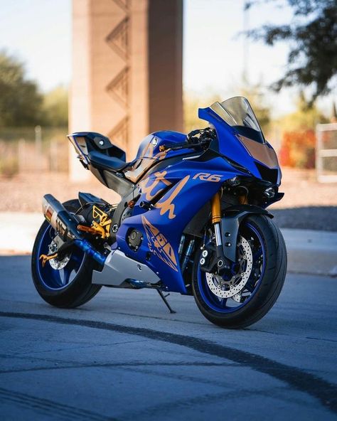 Yamaha YZF-R6 Yamaha Motorcycles Sports, Blue Velociraptor, Bike Yamaha, Yamaha Yzf R, Yamaha Dirt Bikes, Yamaha Engines, Duke Bike, Blue Motorcycle, Honda Africa Twin