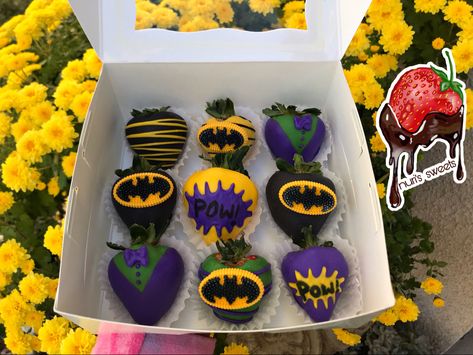 Batman themed chocolate covered strawberries for a birthday party Batman Chocolate Covered Strawberries, Batman Strawberries, Batman Snacks, Batman Gift Ideas For Boyfriend, Birthday Chocolate Covered Strawberries For Him, Batman Treats, Batman Gifts For Boyfriend, Gifts Fir Boyfriend, Chocolate Covered Strawberries For Him