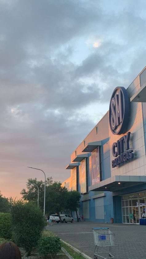 random pic of a mall aka sm here @ batangas city <33 Sm North Edsa Mall Aesthetic, Sm Mall Aesthetic, Sm Batangas City, Mall Prank Picture, Sm Mall Prank, Manila Prank Pic, Fake Mall Pics, Random Pictures Aesthetic Instagram, Pranks Ideas Pictures