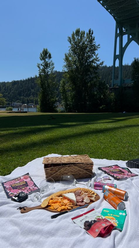 Best friends date idea, picnic at the park! Bring your snacks music and coloring books! #picnic #picnicinthepark #picnicfoodideas #park #aesthetic #friends #food #date #dateidea #cheeseboard Park Aesthetic Friends, Picnic Date Ideas, Forest Picnic, Friends Date, Adventure Core, Cute Dates, Food Date, 6 Month Anniversary, Picnic Food Ideas