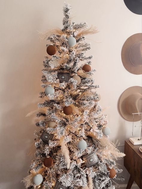 Small Western Christmas Tree, Yellowstone Christmas Tree, Christmas Decor Ideas Western, Boho Western Christmas Decor, Western Boho Christmas Tree, Country Western Christmas Decor, Western Themed Christmas Tree, Western Theme Christmas Tree, Western Christmas Decor Ideas