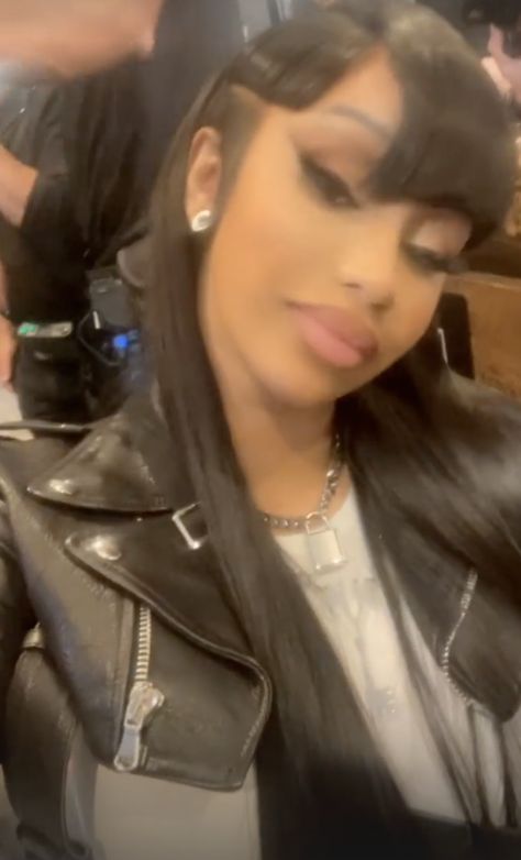 Uneven Bangs, Mullet Hairstyle, Cardi B, Hairstyles With Bangs, Bangs, Hair Makeup, Short Hair Styles, Pearl Earrings, Leather Jacket