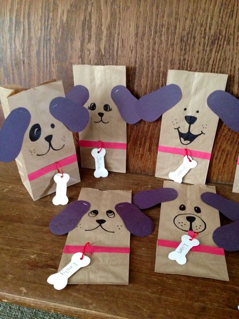 Crafts Station, Puppy Birthday Theme, Dog Themed Crafts, Party Favor Bags Diy, Diy Party Bags, Favor Bags Diy, Puppy Party Favors, Dog Party Favors, Birthday Party Goodie Bags