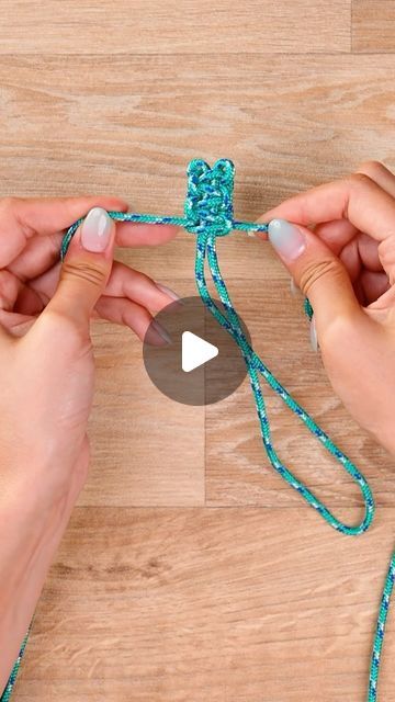 Metdaan Diy, Macrame Patterns Tutorials, Paracord Bracelets, Macrame Jewelry, Macrame Patterns, Paracord, Macrame, Things To Do, Bracelet