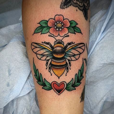 Masculine Bee Tattoo, Bumble Bee Tattoo Traditional, Art Deco Bee Tattoo, American Traditional Bumble Bee Tattoo, Cool Tattoo Design Drawings, Trad Bee Tattoo, Traditional Bumble Bee Tattoo, Color Bee Tattoo, Bee Tattoo Traditional