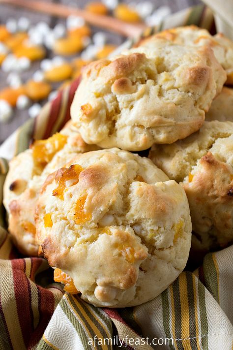 White Chocolate Apricot Scones - A delicious flavor combination in a moist and delicious scone! (This scone recipe is very versatile and can be used as the base for many other scone recipes and variations.) Apricot Scones Recipe, Apricot Scones, Chocolate Apricot, Apple Scones, Baking Scones, Scone Recipes, Cranberry Orange Scones, Apricot Recipes, Chocolate Scones