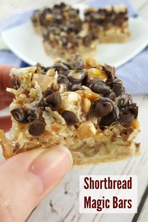 Millionaire Magic Bars 12 Tomatoes, Millionaire Magic Bars, Shortbread Crust Desserts, Easy Shortbread Crust, Magic Bars Recipe, Shortbread Cookie Crust, Magic Bars, Magic Cookie Bars, Toffee Chips