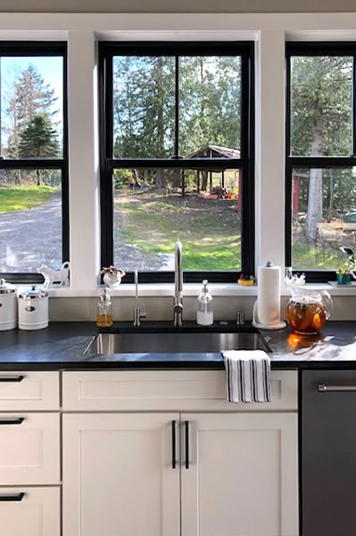 Black Trimmed Windows, White Farm Kitchen, Kitchen Contrast, Poland House, Kitchen With Shaker Cabinets, Trimmed Windows, Black Window Trims, Heart House, Interior Window Trim