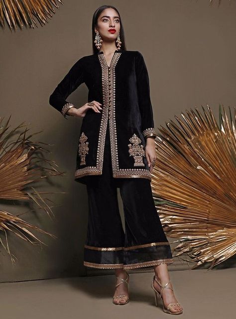 Makhmal Suits Design, Velvet Suit Design, Zainab Chottani, Pakistani Clothes Online, Velvet Dress Designs, Pakistani Party Wear, Salwar Kamiz, Pakistani Clothes, Velvet Suit