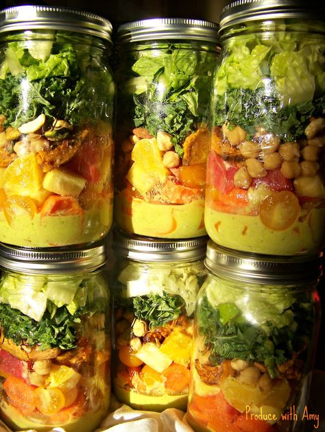 Sunshine Salad in a Jar with a Kick Lunches To Go, Types Of Salads, Sopas Light, Mason Jar Lunch, Mason Jar Salads, Jar Salads, Spring Into Summer, Mason Jar Salad, Mason Jar Meals