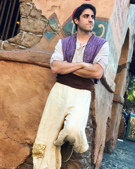 Best Disney Costumes, Adventureland Disneyland, Fairytale Halloween, Aladdin Halloween, Aladdin Cosplay, Aladdin Musical, Aladdin Costume, Cosplay Disney, Mickey Halloween Party