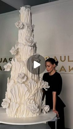 Luxury Cake Birthday, Luxury Wedding Cakes, Fondant Cake Designs Ideas, Luxury Cake Design, Wedding Cake Piping, 1 Tier Wedding Cakes, Creative Cake Designs, Huge Wedding Cakes, Luxury Wedding Cake Design