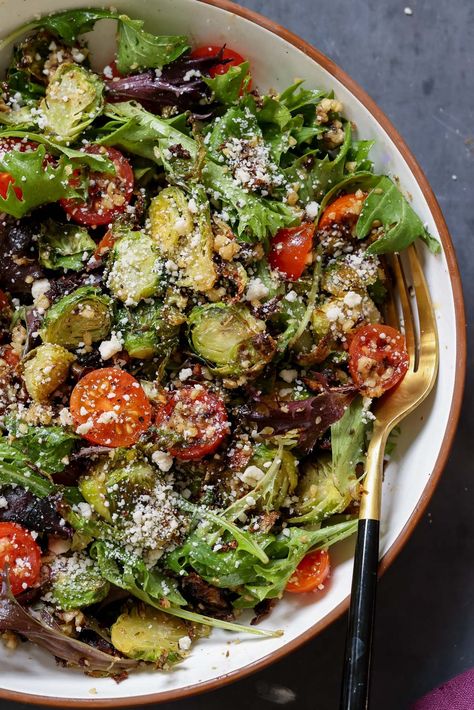 shaved Brussels sprouts salad in a bowl with tomatoes, lettuce, and walnut crumble Salad In A Bowl, Brussel Sprout Salad Recipes, Easter Salad, Crispy Brussels Sprouts, Crispy Brussel Sprouts, Fall Eats, Brussels Sprouts Salad, Earthy Greens, Super Salads