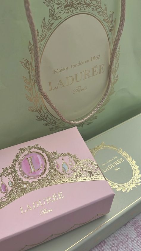 Laduree Boxes Packaging, Laduree Interior, Laduree Packaging, Laduree Aesthetic, Laduree Makeup, Macarons Laduree, Cake Boxes Packaging, Laduree Macarons, Laduree Paris