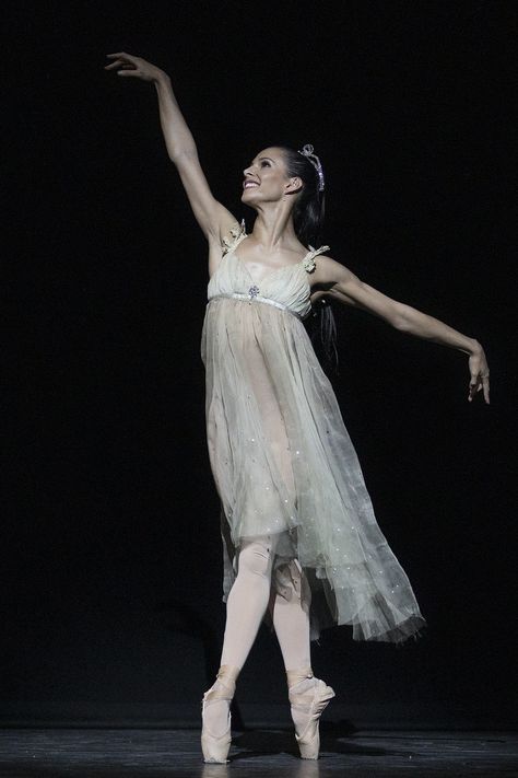 Francesca Hayward.🩰 A Dancer Dies Twice, Romeo And Juliet Ballet, Juliet Ballet, Photo Movement, French Prince, Pairs Skating, Opera Design, Francesca Hayward, Dance Career