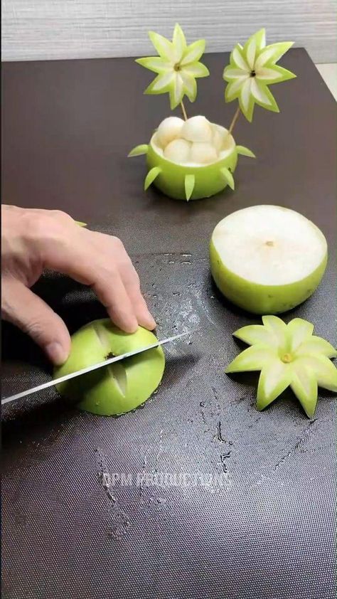 Fruit Garnish Ideas, Fancy Desserts Presentation, Garnish Ideas, Fruit Garnish, Fruit Ideas, Fruit Platter Designs, Fruit Creations, Dessert Presentation, Fruit And Vegetable Carving