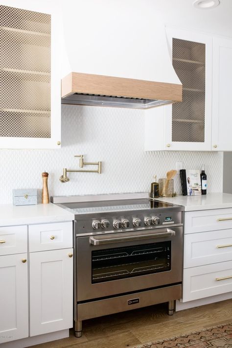 Light, bright and airy. This kitchen remodel by Sonoran Desert Living has EVERYTHING. Featuring a 36" Verona Appliances Electric range, the minimalist inspired design is definitely one of our favorites of 2018. Photo Credit: LifeCreated Farmhouse Electric Range, Electric Stove With Hood, Large Electric Range, Verona Range In Kitchen, Range Hood Over Electric Stove, Oven Ideas Kitchen, Kitchen With Electric Range, Forno Appliances In Kitchen, 36 Inch Range In Kitchen