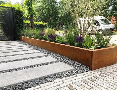 Deze cortenstalen plantenbak is aangelegd door Lucassen Hoveniers. Uw hovenier met oog voor detail  Zoekwoorden: Cortenstaal veroest roest stalen verhoogde verhoogd bloembak plantenbak voortuin design planten tuinplanten tuinkeur hovenier Front Garden Design, Front Landscaping, Side Garden, Have Inspiration, Garden Pool, Gorgeous Gardens, Garden Structures, Small Gardens, Raised Garden