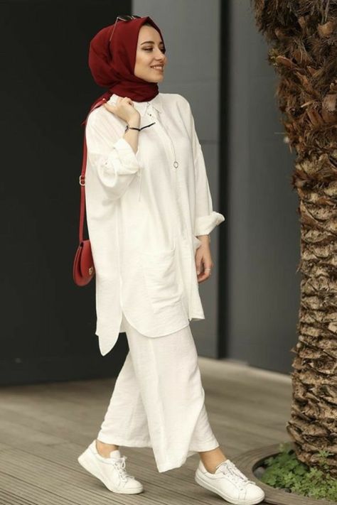 This outfit blends comfort and style effortlessly, making it perfect for both casual outings and special occasions. Muslimah Fashion Casual, Simple Dress Casual, Modele Hijab, Modest Casual Outfits, Womens Trendy Dresses, Trendy Shirt Designs, Muslim Outfits Casual, Fashion Top Outfits, Modest Dresses Casual