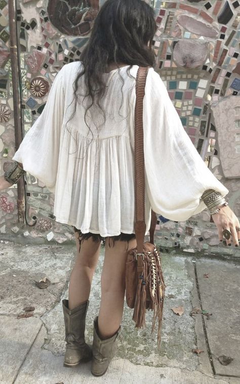 boho... Western Boot, Lingerie Shop, Cowboy Boot, Hippie Outfits, Bohemian Clothes, Hippie Chic, Estilo Boho, Be Free, Hippie Style