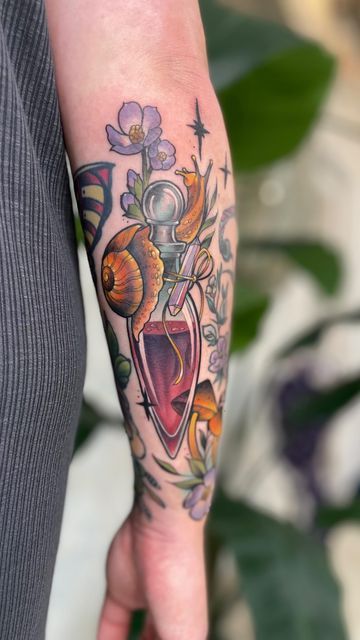 𝑆𝑇𝐸𝑃𝐻𝐴𝑁𝐼𝐸 𝐻𝐸𝐹𝐹𝑅𝑂𝑁 on Instagram: "I looooove snails and potion bottles 😍 This tattoo was so fun to design and it fit perfectly between her existing tattoos🙌#snailtattoo #potionbottle #potionbottletattoo #witchytattoo #witchasthetic" Raven Tattoo Color, Snail Tattoo Color, Poison Bottle Tattoo Design, Love Potion Tattoo, Poison Bottle Tattoo, Bottle Reference, Potion Bottle Tattoo, Perfume Bottle Tattoo, Potion Tattoo