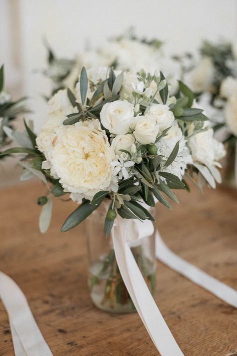 White And Green Wedding Bouquet, Rustic Italian Wedding, Italian Wedding Favors, White And Green Wedding, Green Wedding Bouquet, Tuscan Wedding, Wedding Hashtag, White Wedding Flowers, Best Wedding Planner