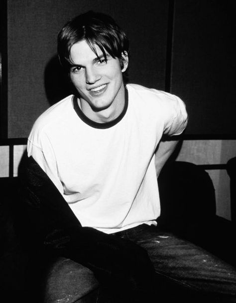 Ashton Kutcher 90s, Ashton Kutcher Shirtless, 90s Men, Boy Celebrities, Ashton Kutcher, That 70s Show, Mila Kunis, Famous Men, Smash Book