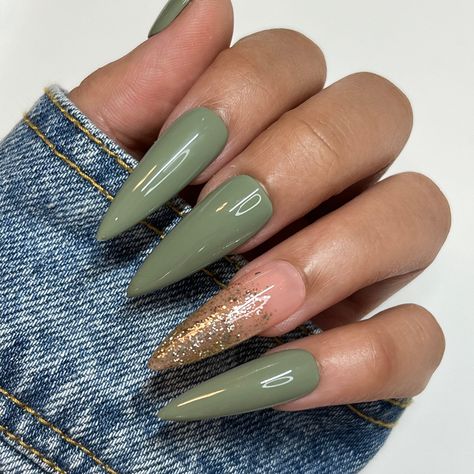 Sage Green Stiletto Nails, Fall Long Almond Nails, Green Ombre Nails Coffin, Fall Thanksgiving Nails Acrylic, Mossy Green Nails, Fall Nails With Foil, Ivy Green Nails, Plaid Nails Green, Fall Stilleto Nail Ideas