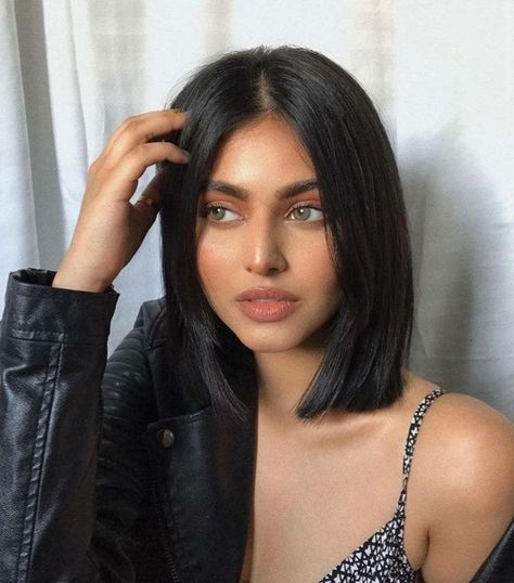 Straight Shirt Hair, Dark Shirt Hair, Shirt Haircuts For Women, One Length Haircuts, Sleek Short Hair, Short Hair Outfits, Windows To The Soul, Short Dark Hair, Chestnut Hair Color