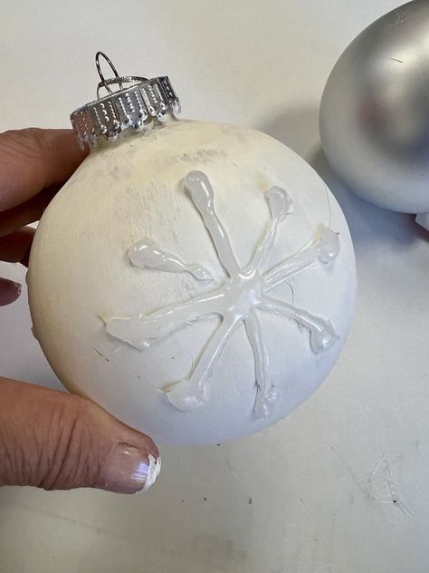 Plastic Ornament Makeover with Hot Glue: Easy DIY Christmas Decor Hot Glue Christmas Crafts, Ornament Makeover, Easy Diy Christmas Decor, Clear Plastic Ornaments, Diy Christmas Decor, Diy Ornament, Snow Flakes Diy, Tin Can Crafts, Diy Christmas Decorations Easy